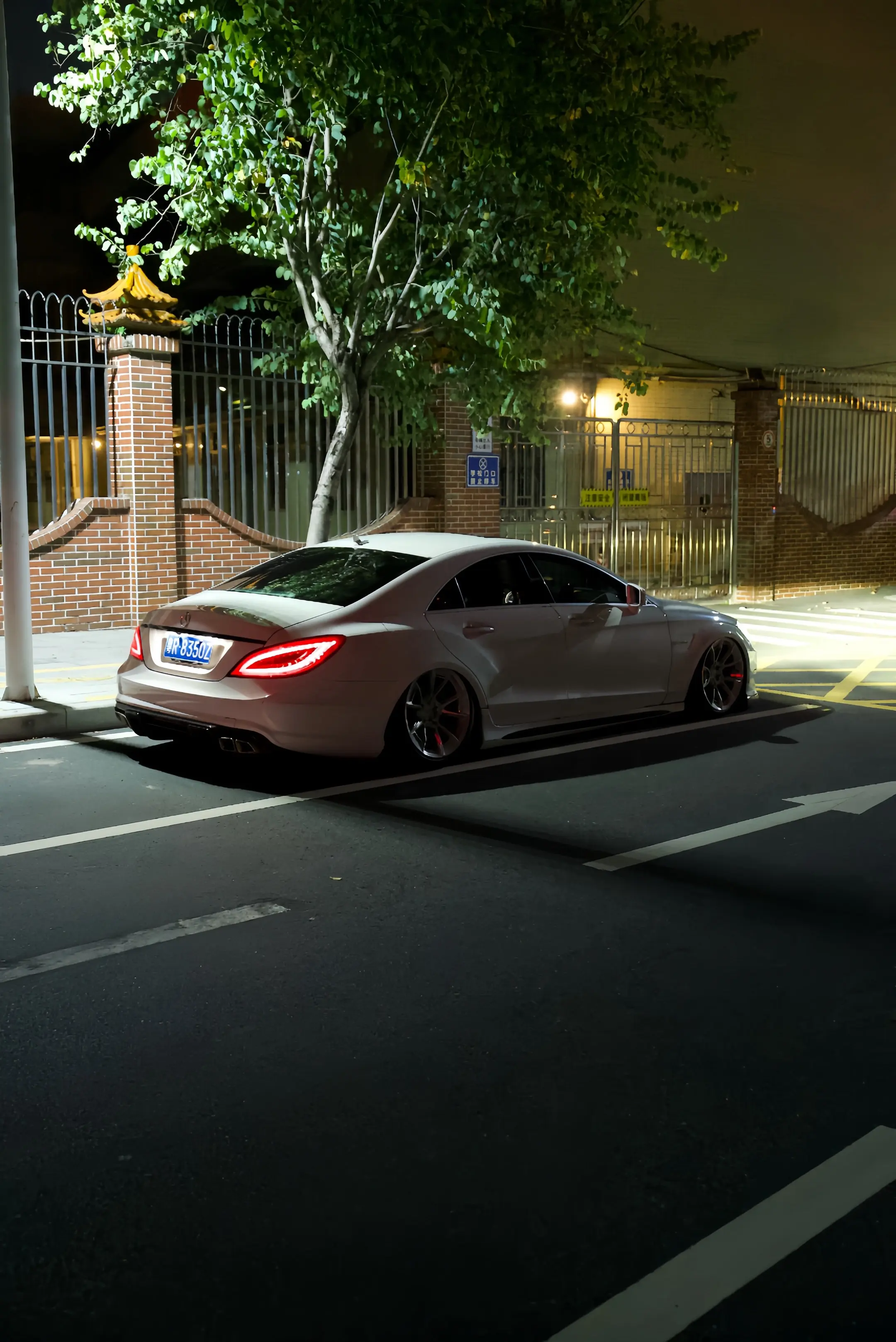 世界既不黑也不白，而是一道精致的的灰