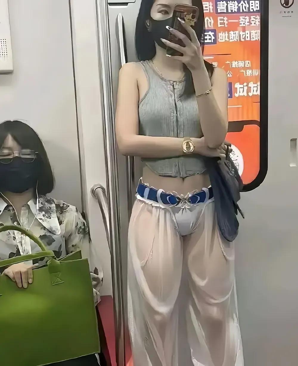 这是什么打扮？在公众场合这样是不是有点儿不雅观呢？