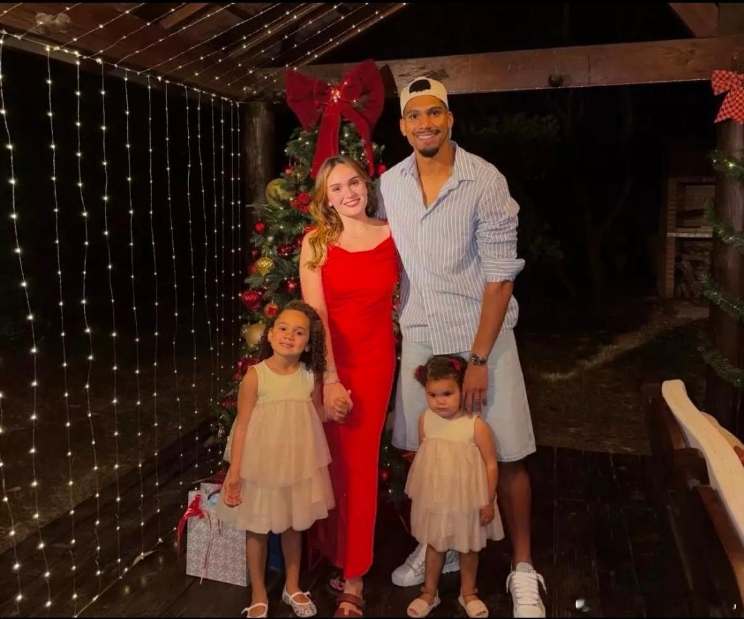 西媒：阿劳霍乌拉圭欢度圣诞 坚持康复训练静待归队据《每日体育报》报道，此前因心理