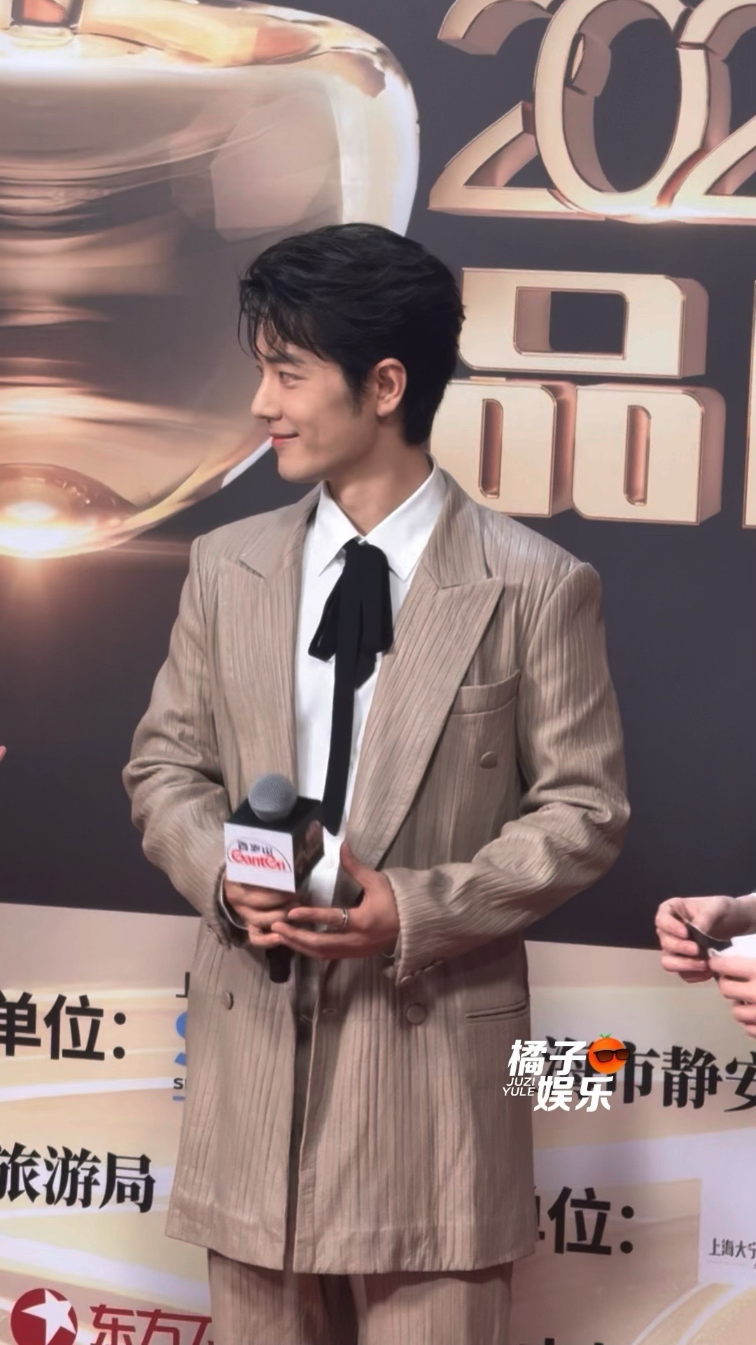 哇这个领结好适配！肖战帅的哟三个词形容藏海是：隐忍、赤诚、权谋肖战丝带领结 肖战