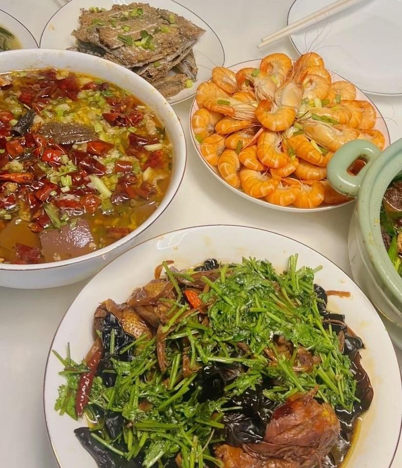你去亲戚家吃饭，有没有那种话刚出口就后悔到想找地缝的瞬间？我昨天算是体验了个彻底