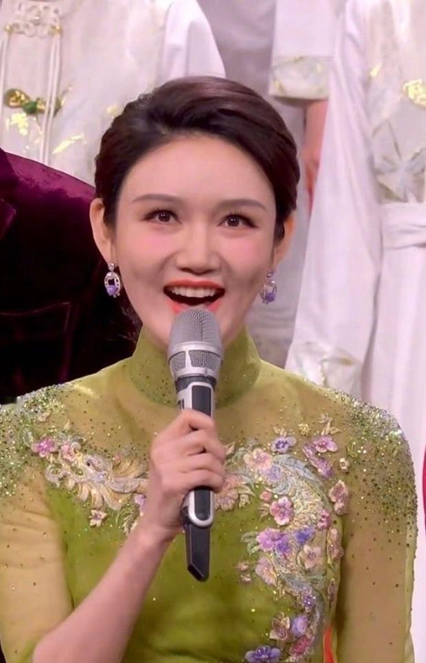 龙洋应该画个下眼线看春晚被龙洋的台风和造型惊艳到了，简直不要太养眼了，五登春晚的