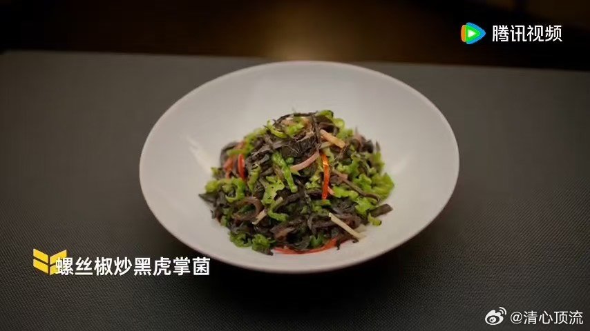野生菌菇被云南人吃明白了蚝油的鲜味传奇很难不被纪录片里的画面打动，苍山云海、古镇