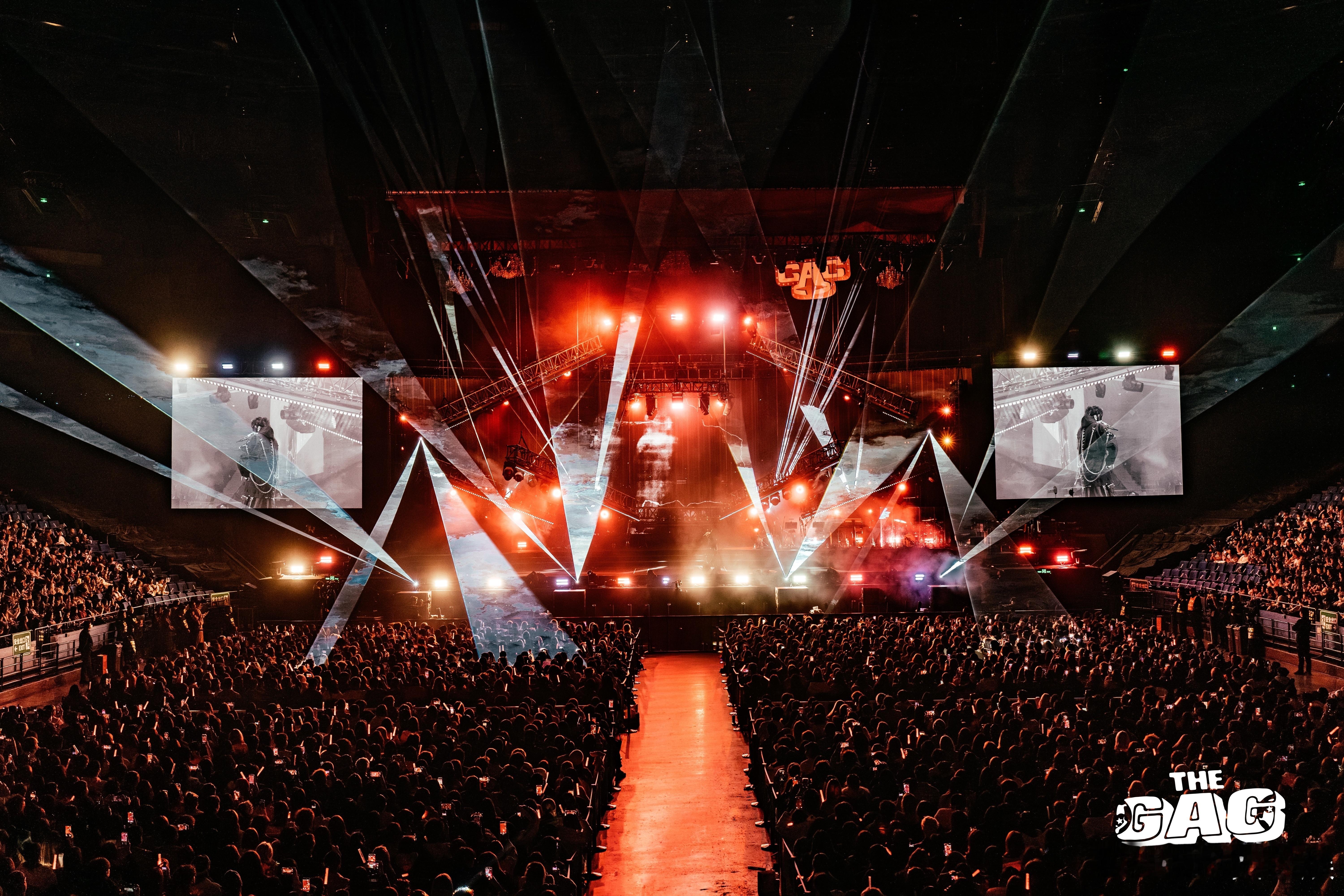 capper演唱会舞台像早高峰Capper演唱会也太有创意了😆，舞台满满当当像