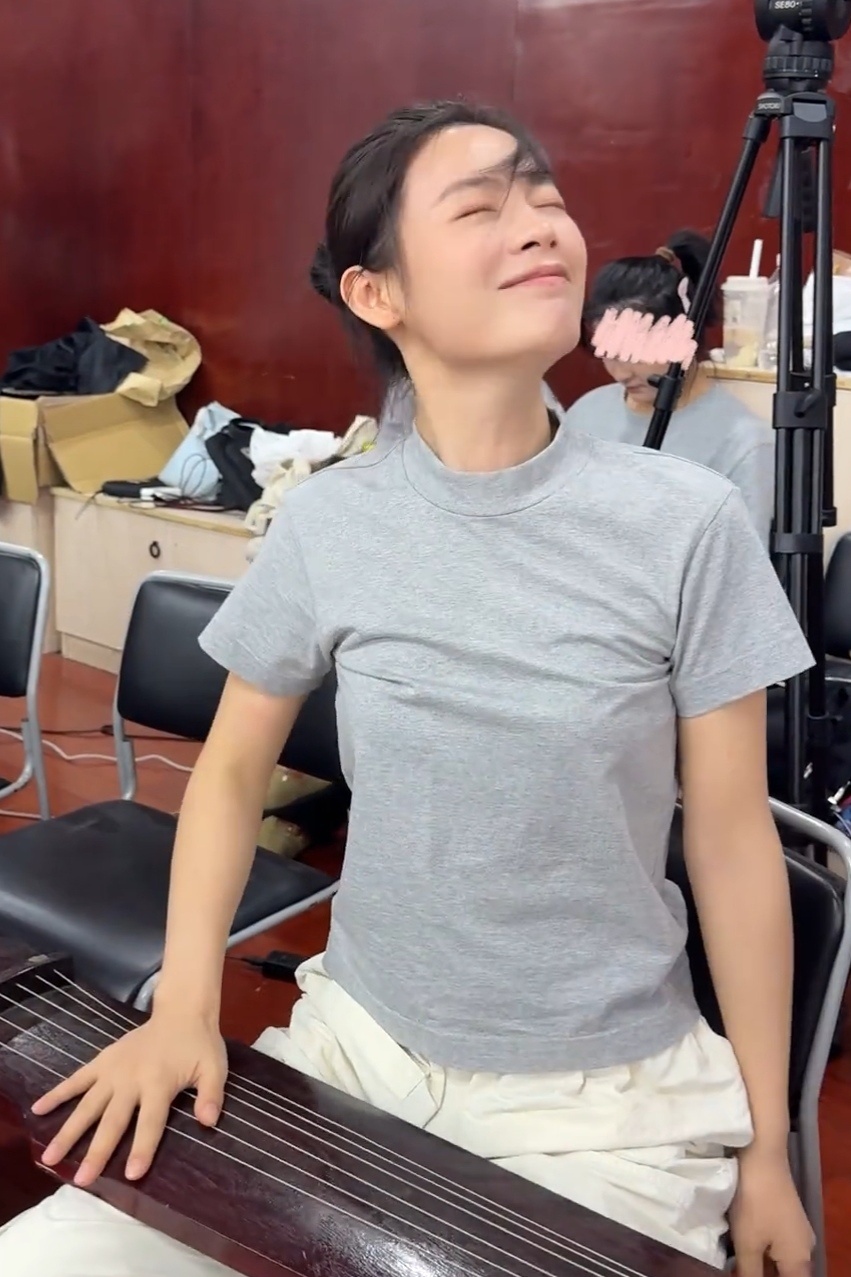 妈粉病犯了，想帮孩子扯扯衣服