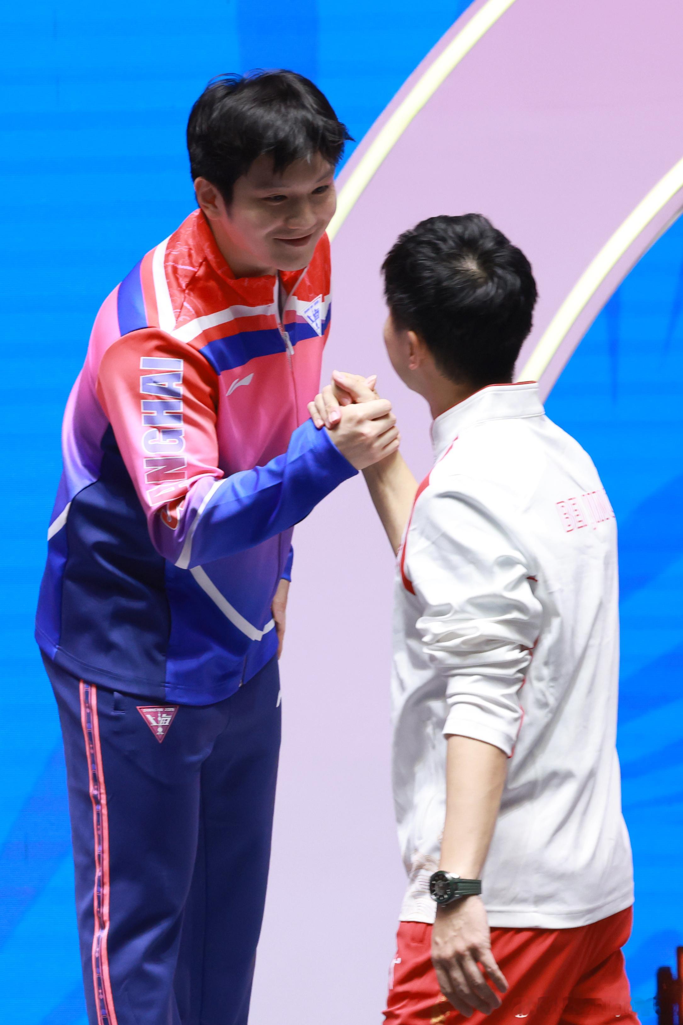 樊振东与马龙在颁奖仪式上握手致意😊📷图源：新华社 