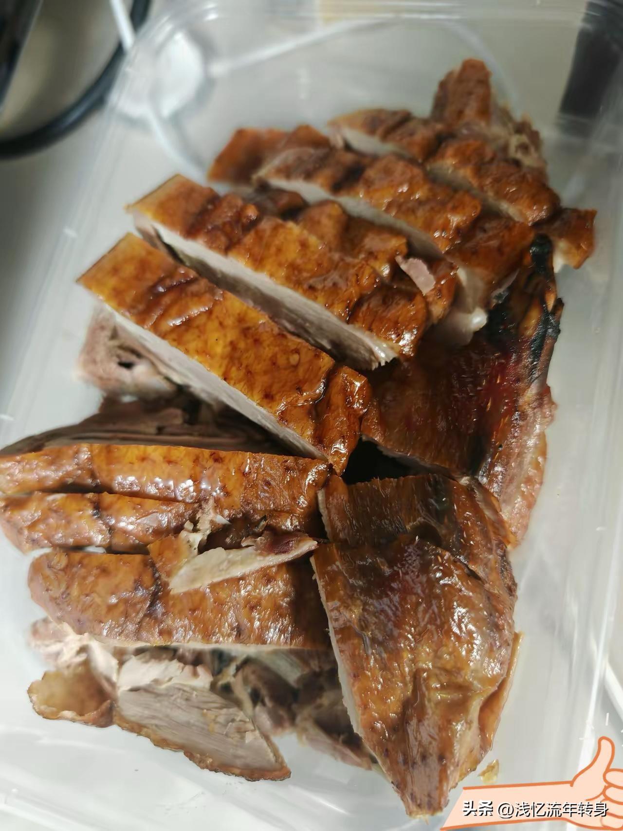 果然，听人劝吃饱饭！
下班去买烤鹅，常买的那家，排队排了7、8个。轮到我的时候，
