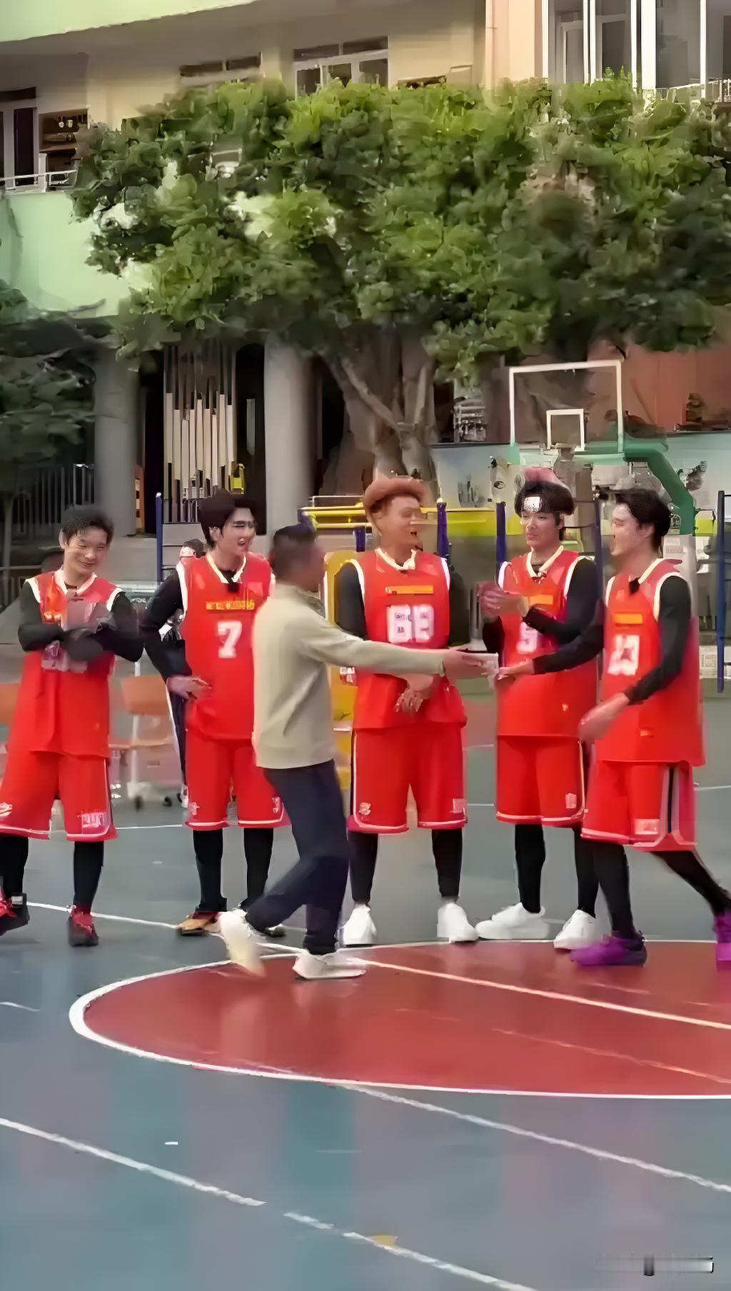 他回乐山，见到自己的小学老师，哭成个小哭包——想哭就哭，没有偶像包袱。

他回乐