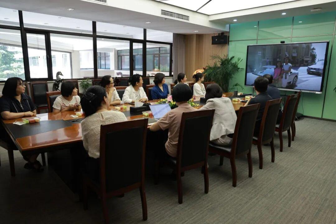 首都师大附中为李晨、袁峥两位老师退休欢送会
​         副校长梁宇学主持
