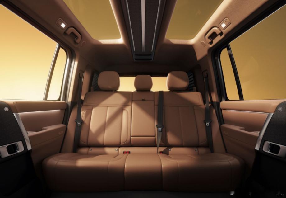 iCAR V27终于在广州车展首秀了。这辆车的传播节奏很怪，先在中东（迪拜）完成