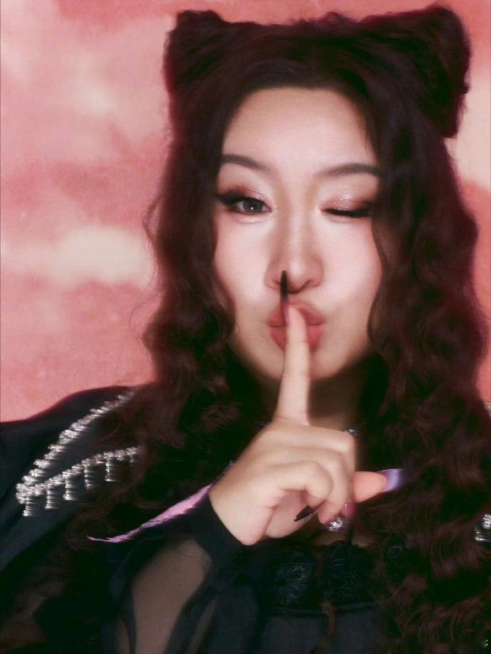 锤娜丽莎活力开唱花花宇宙 循环好多遍花花宇宙舞台，锤娜丽莎对歌曲情绪把控到位，律