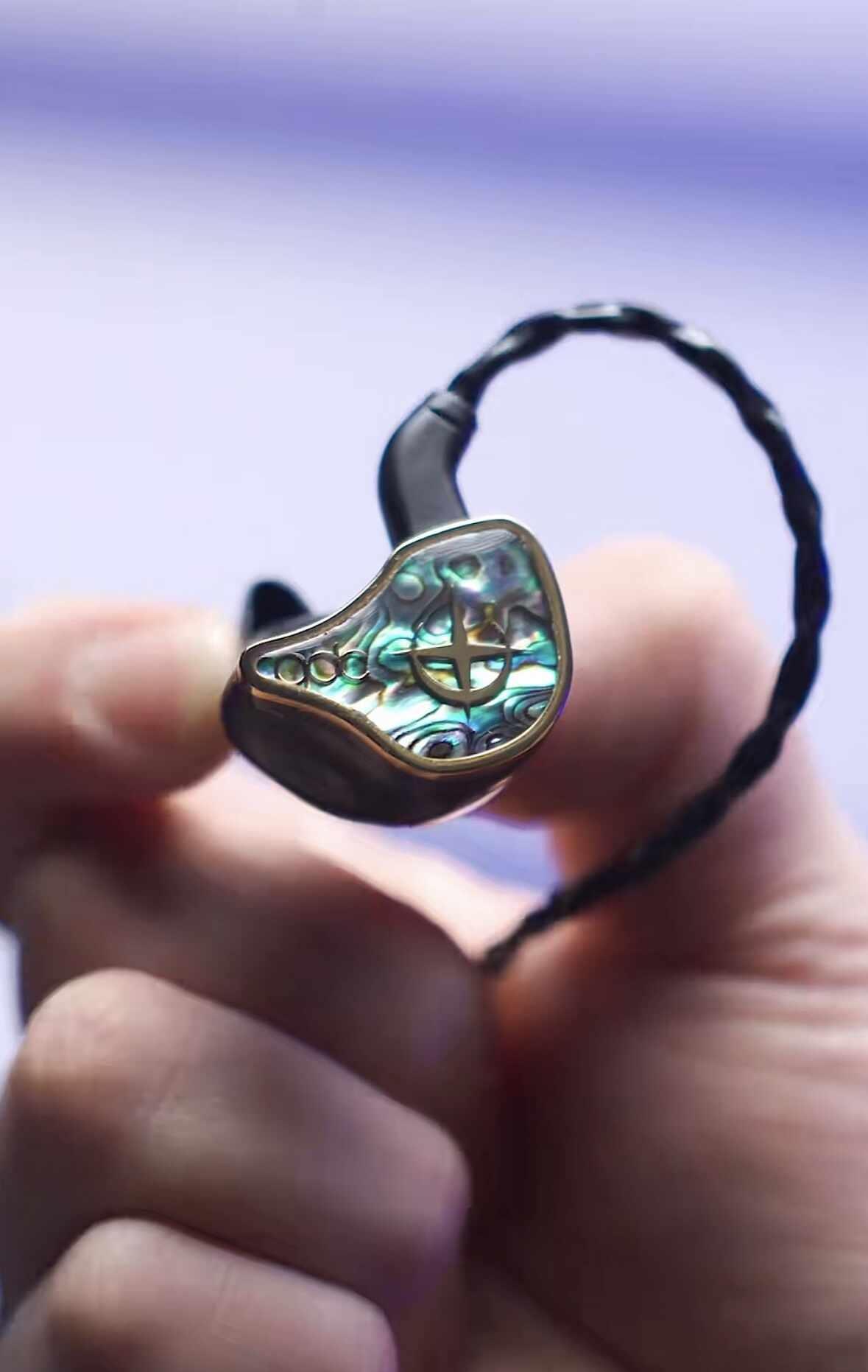 2w 的私模耳机戴上，到底是什么体验？
今天带大家见识一副售价两万的qdc 专业