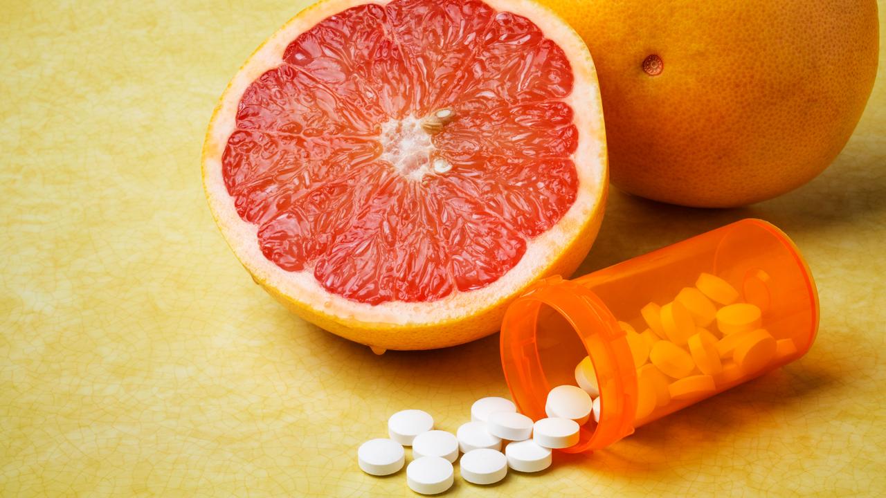 高胆固醇的人很多，绝大多数吃他汀类药物，有说法吃他汀的话不能吃柚子，对不对？
