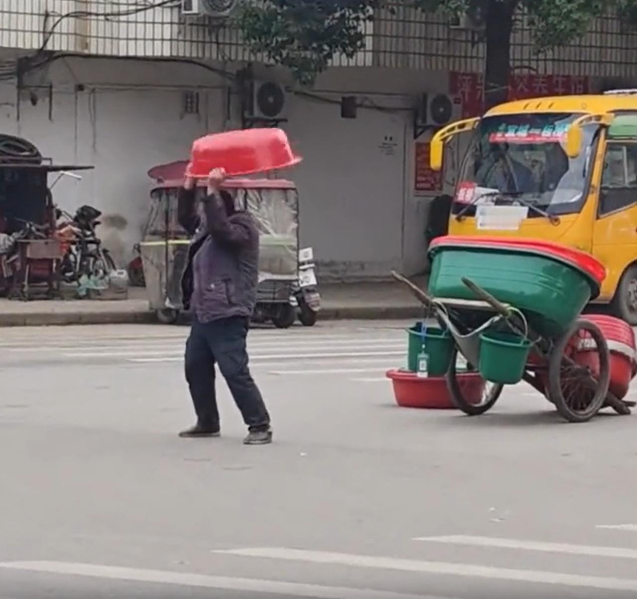 笑着笑着就哭了！湖北襄阳，一位大叔在街头推车卖盆，为了能证明自己盆的质量好，能多