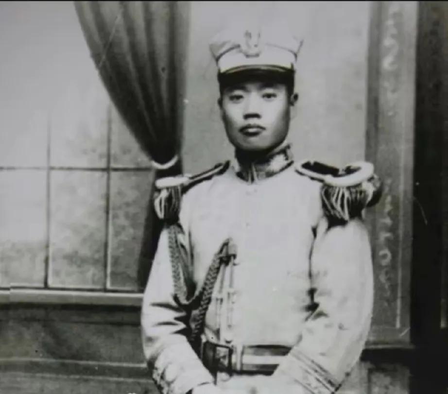 他就是“大刀向鬼子的头上砍去”的29军军长宋哲元。
一首《大刀进行曲》让29年广