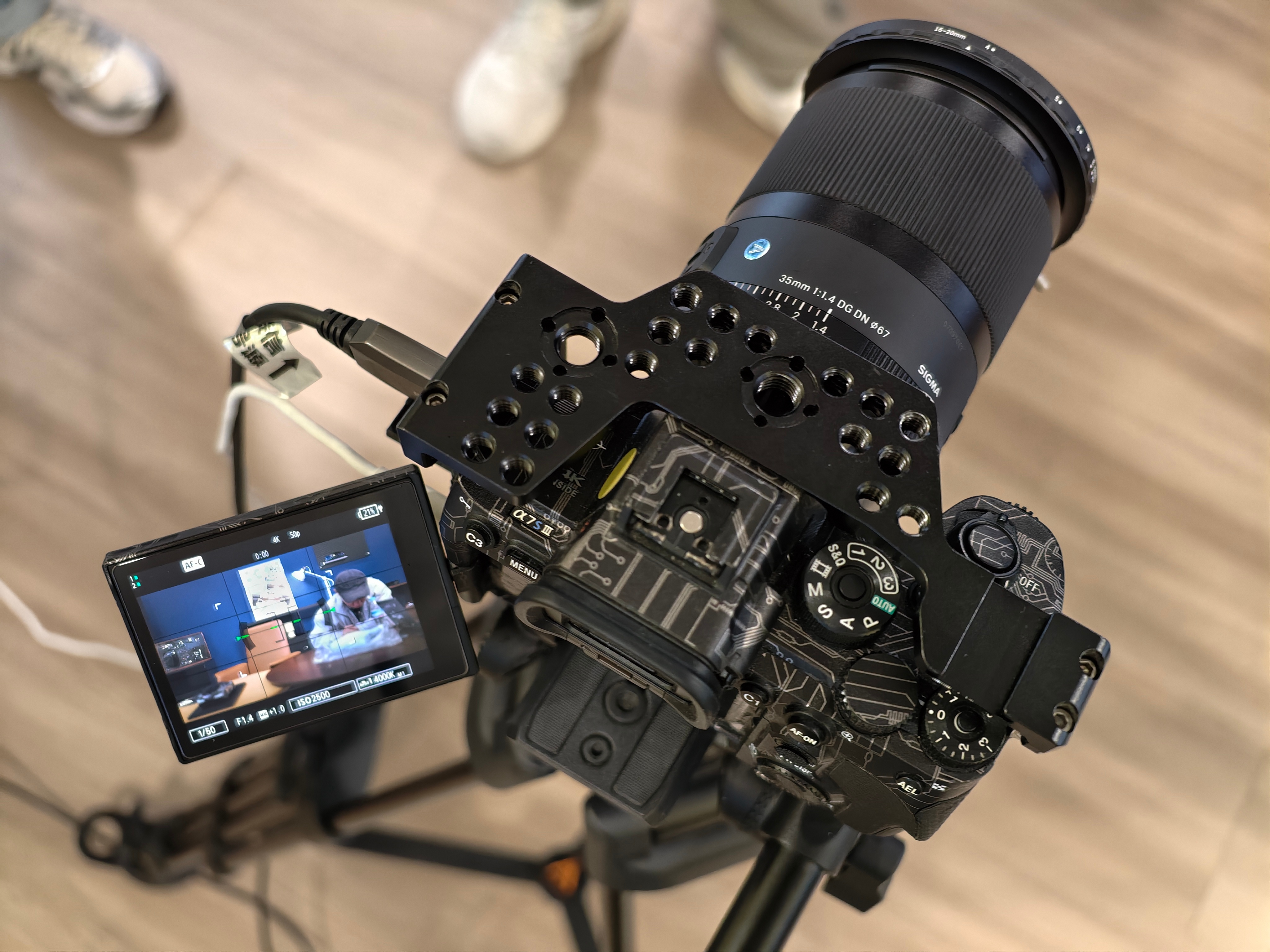 今天直播用的是口播棚。打影棚最近一段时间用的很频繁，抽空做一下保养维护，和车是一