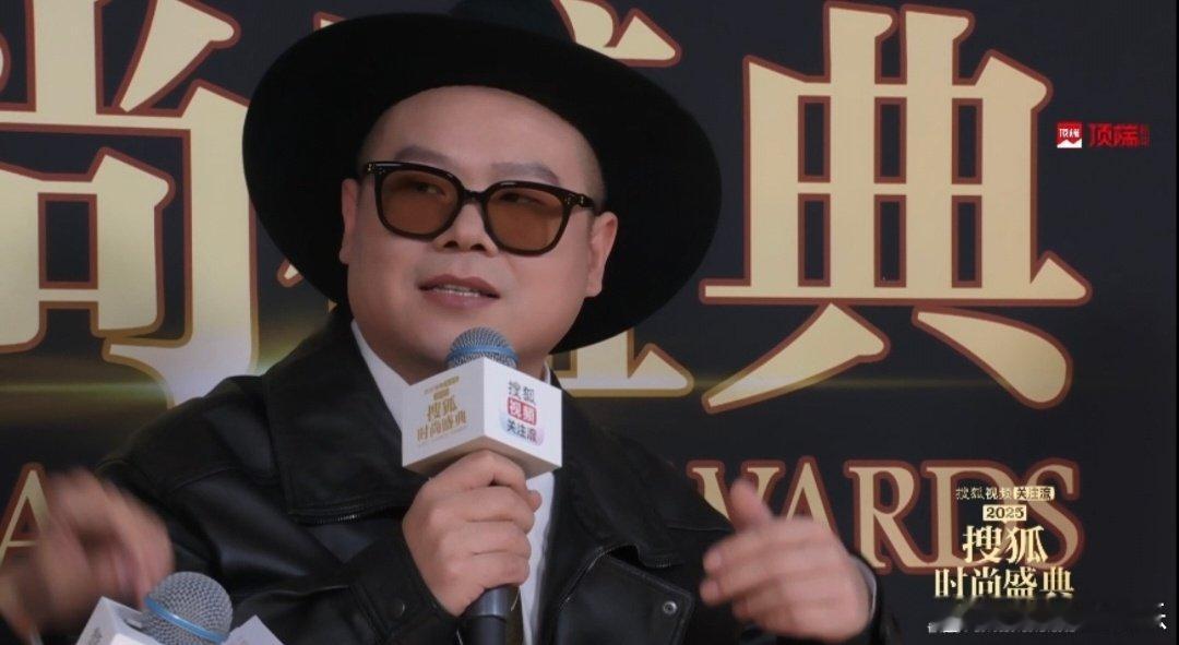 岳云鹏从兜里掏出俩核桃就盘上了 岳云鹏出息了！解压不靠相声靠盘核桃，感谢雷佳音的