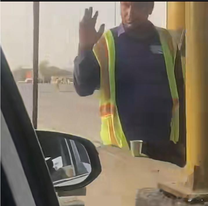 印度收费站嫌弃工资太低免费通行。              印度阿三太会搞事情，