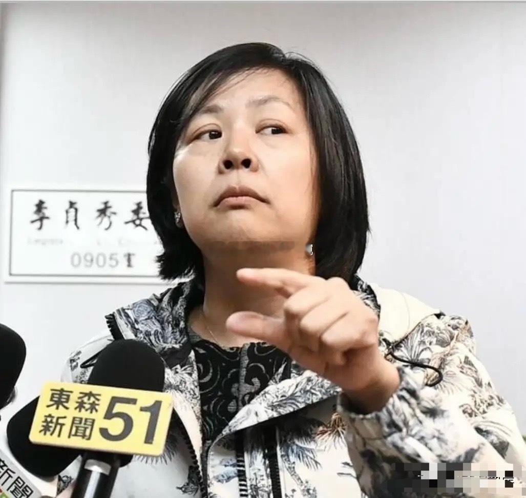 她成为了香饽饽。刚刚被民众党开除、失去了民意代表身份的李贞秀，突然成为了台湾电视