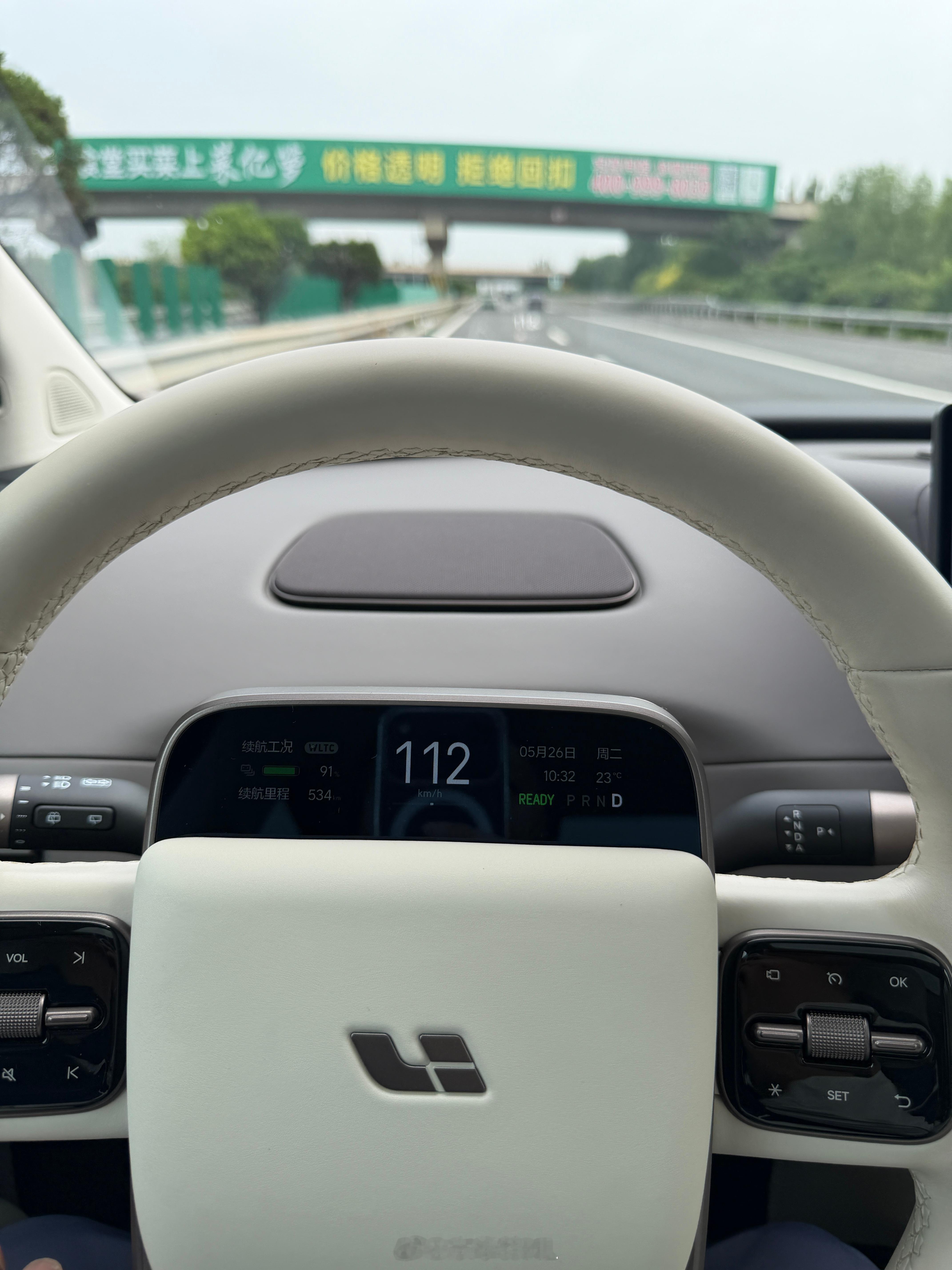 有粉丝私信我理想 i6 选配问题，强烈建议，优先加上 4 驱，比拖车钩，后排娱乐