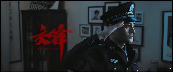 王凯烫个头爷奶不认识了电视剧交锋 看到王凯顶着这头泡面卷出场，我愣是盯着屏幕看了