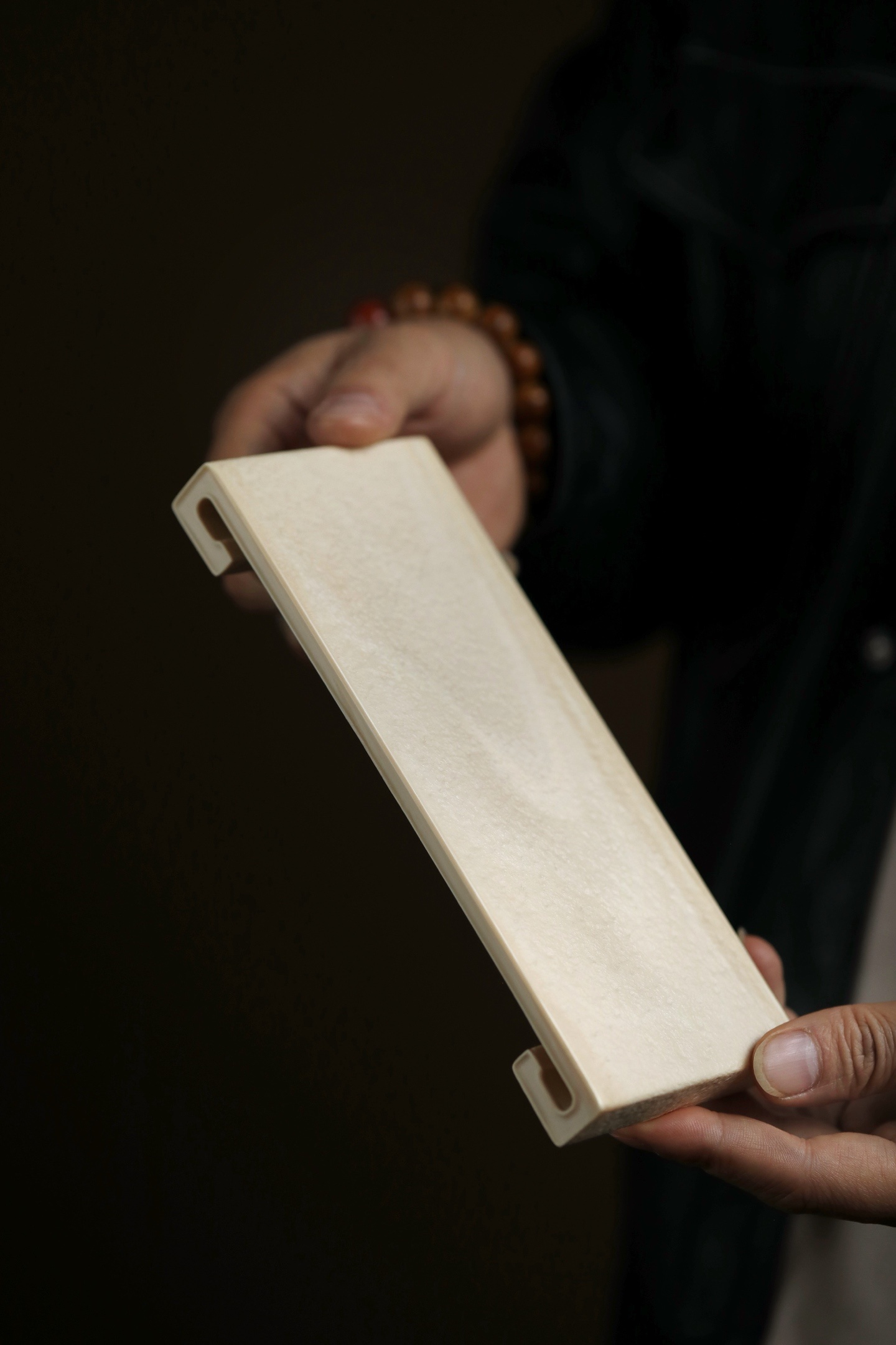 猛犸 | 回纹底座文雅大气，清供佳品；质感极好，玲珑有致。线条爽利，料色明亮，四