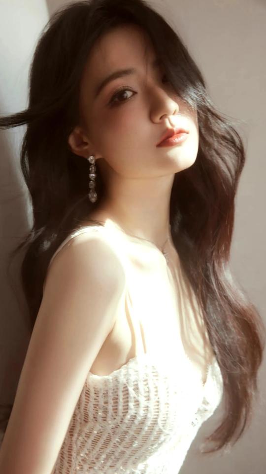 徐璐：玉颜如花，风姿绰约。徐璐 谁是你见过最有魅力的女性？