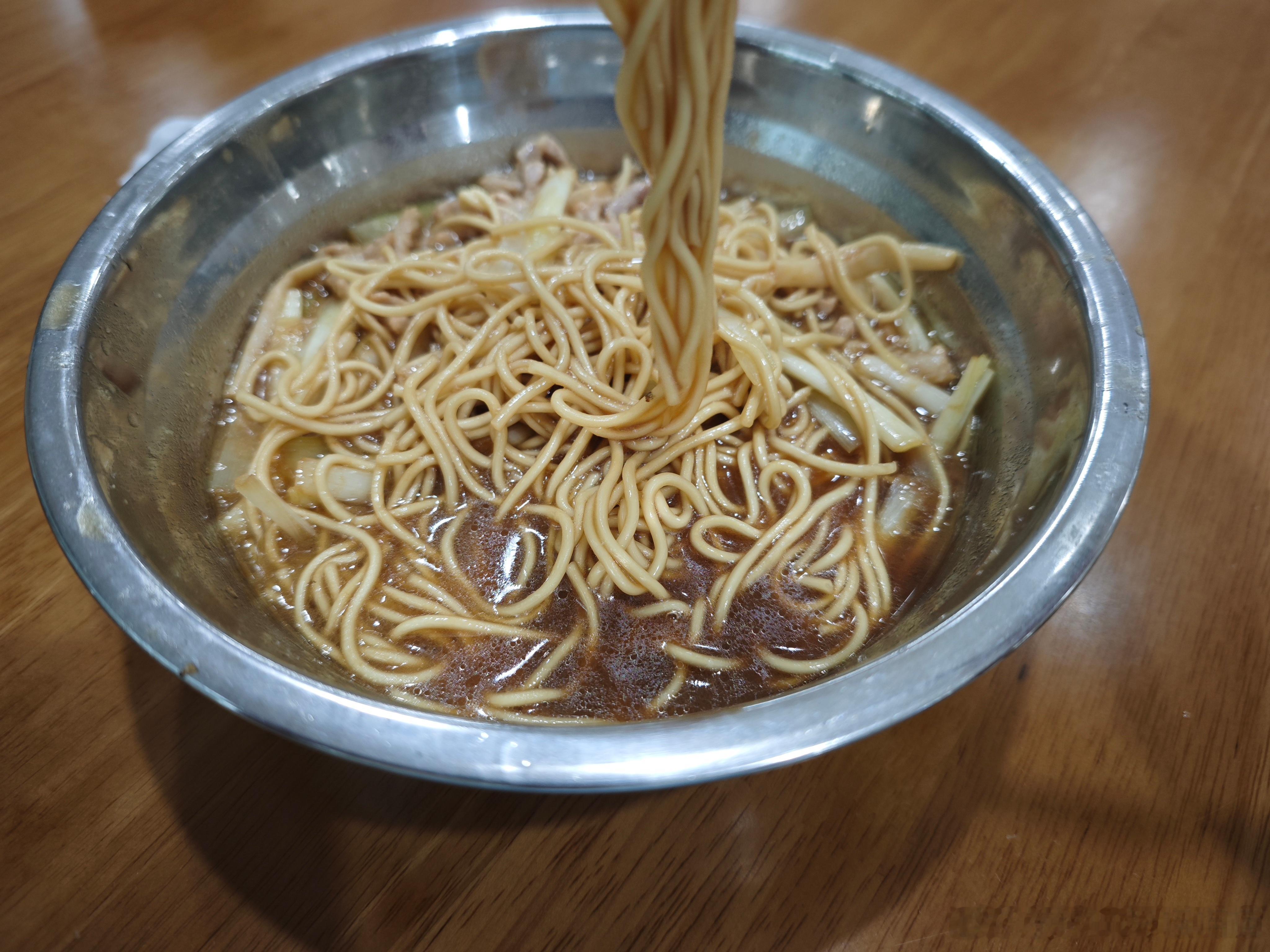 今天的牛马就干到这儿了，来一碗香香的面面，等会吃完了，晚上去快乐纸扇书生