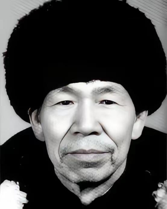 他是四川一老农，104岁离世，子女收拾他遗物时，却吓了一大跳。

这人叫肖万世，