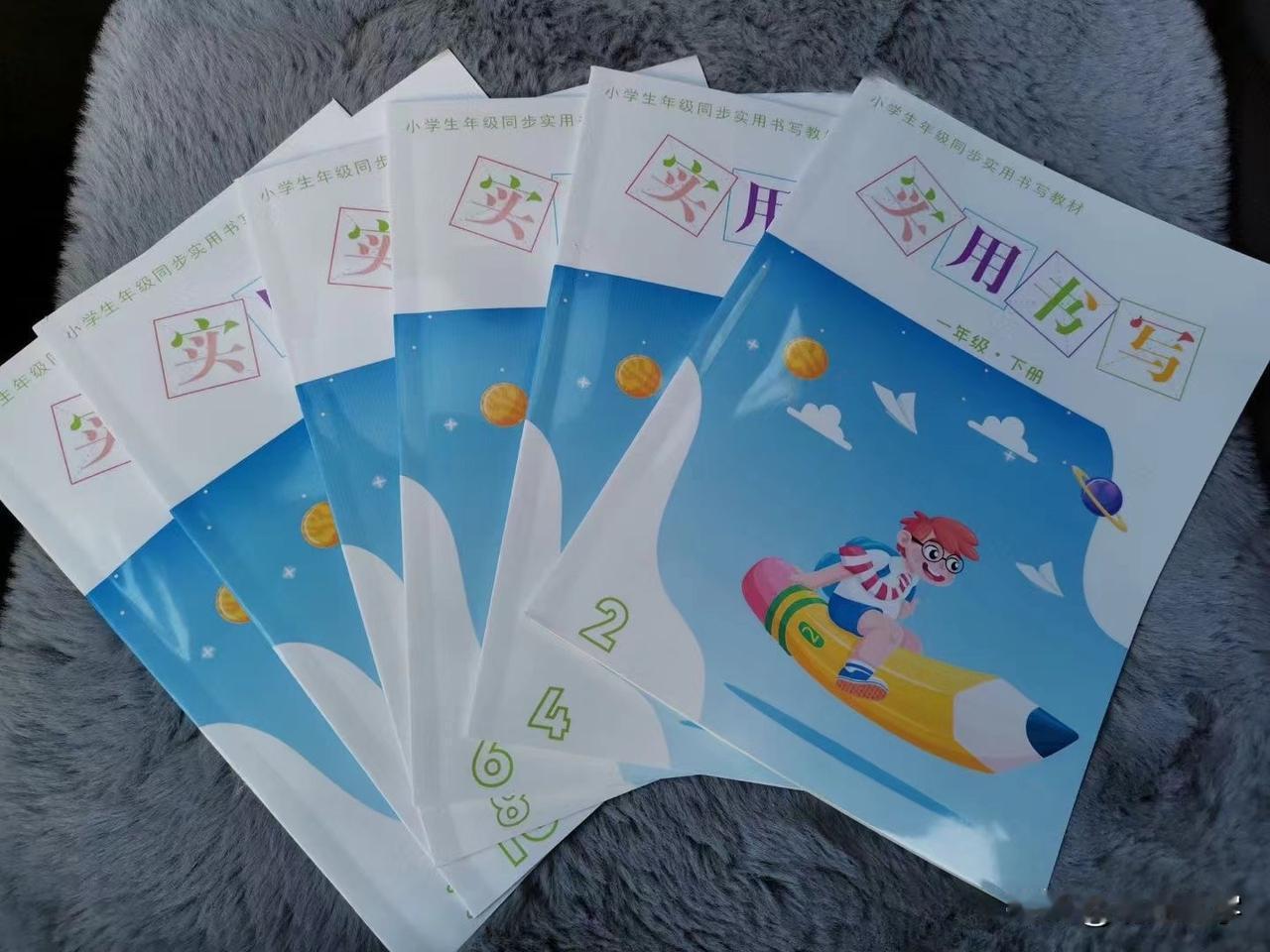 一二年级练字用铅笔还是中性笔，我站铅笔这边。
一二年级孩子手部肌肉发育还不完善，