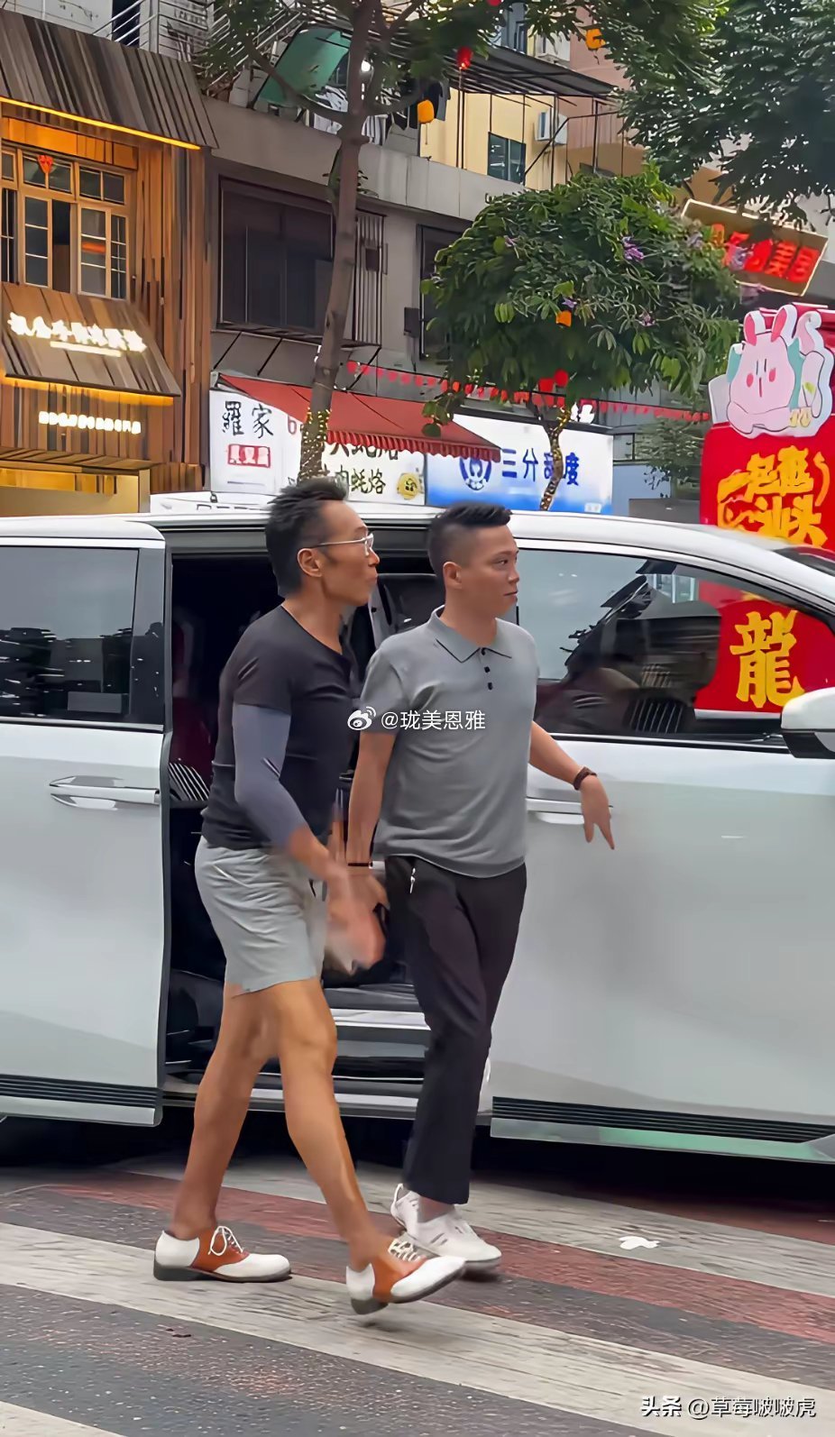 不是，差点没认出来以前的男神怎么瘦成这样了，真是岁月催人老啊！ 