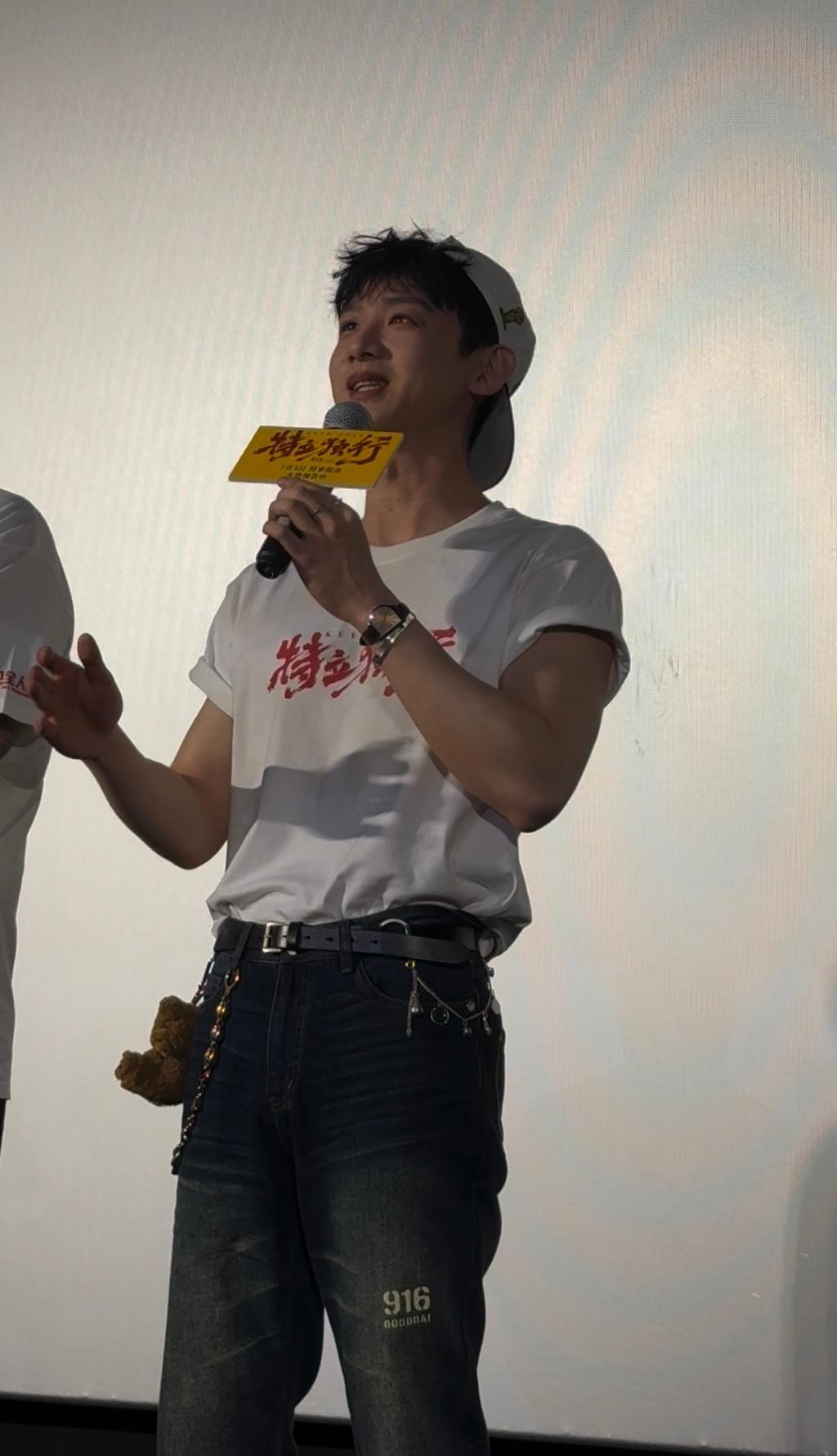 白敬亭棒球帽搭配长靴造型辨识度超高，面对满场热情观众始终保持温和笑容，不间断挥手