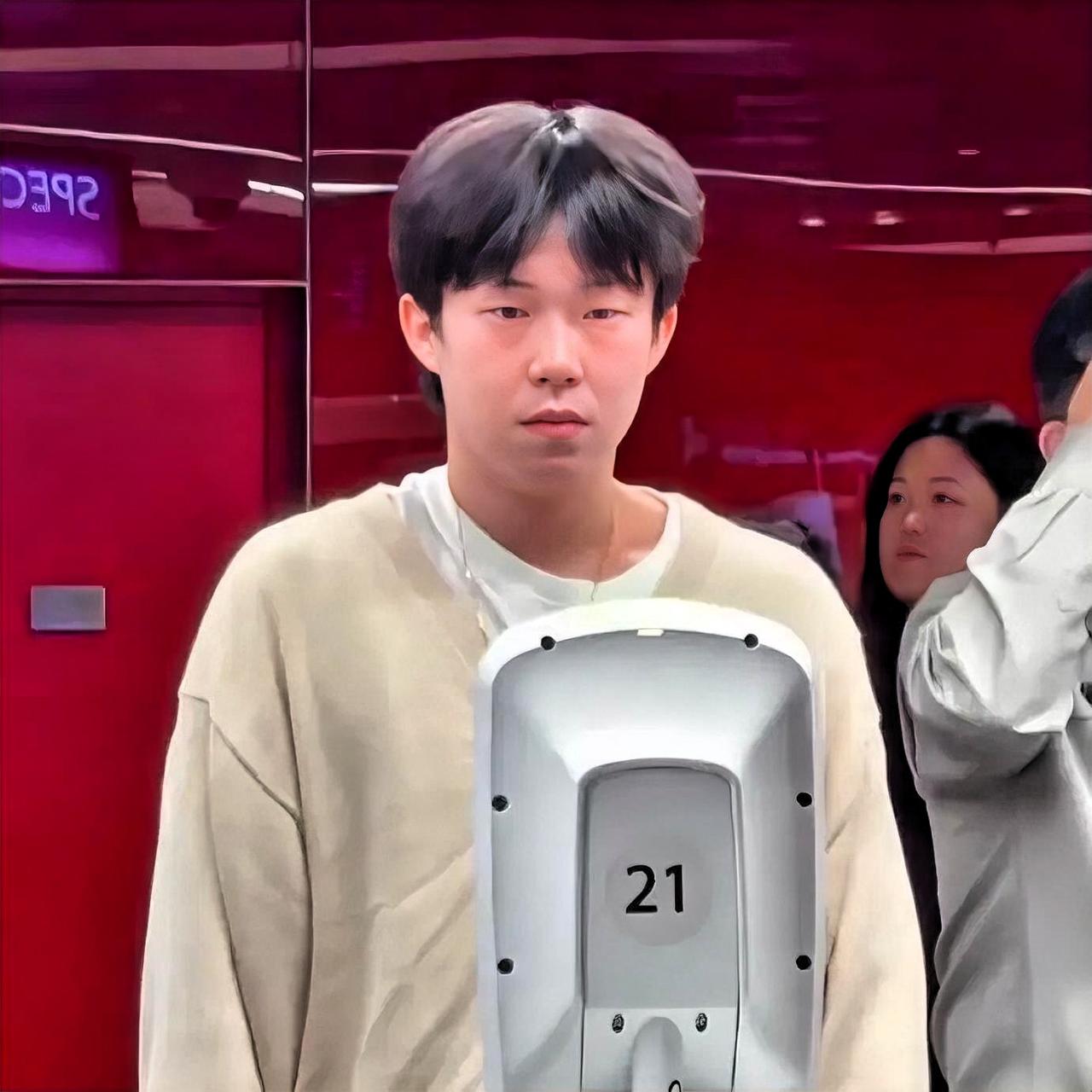 事件速览
 
2026年3月2日，王楚钦随国乒从新加坡返程，在樟宜机场过安检时，