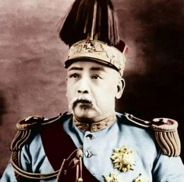 1914 年 12 月 23 日，袁世凯在北京天坛举行盛大祭天仪式，身着十二章衮