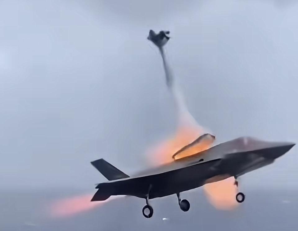 这架飞机好像在喷火。