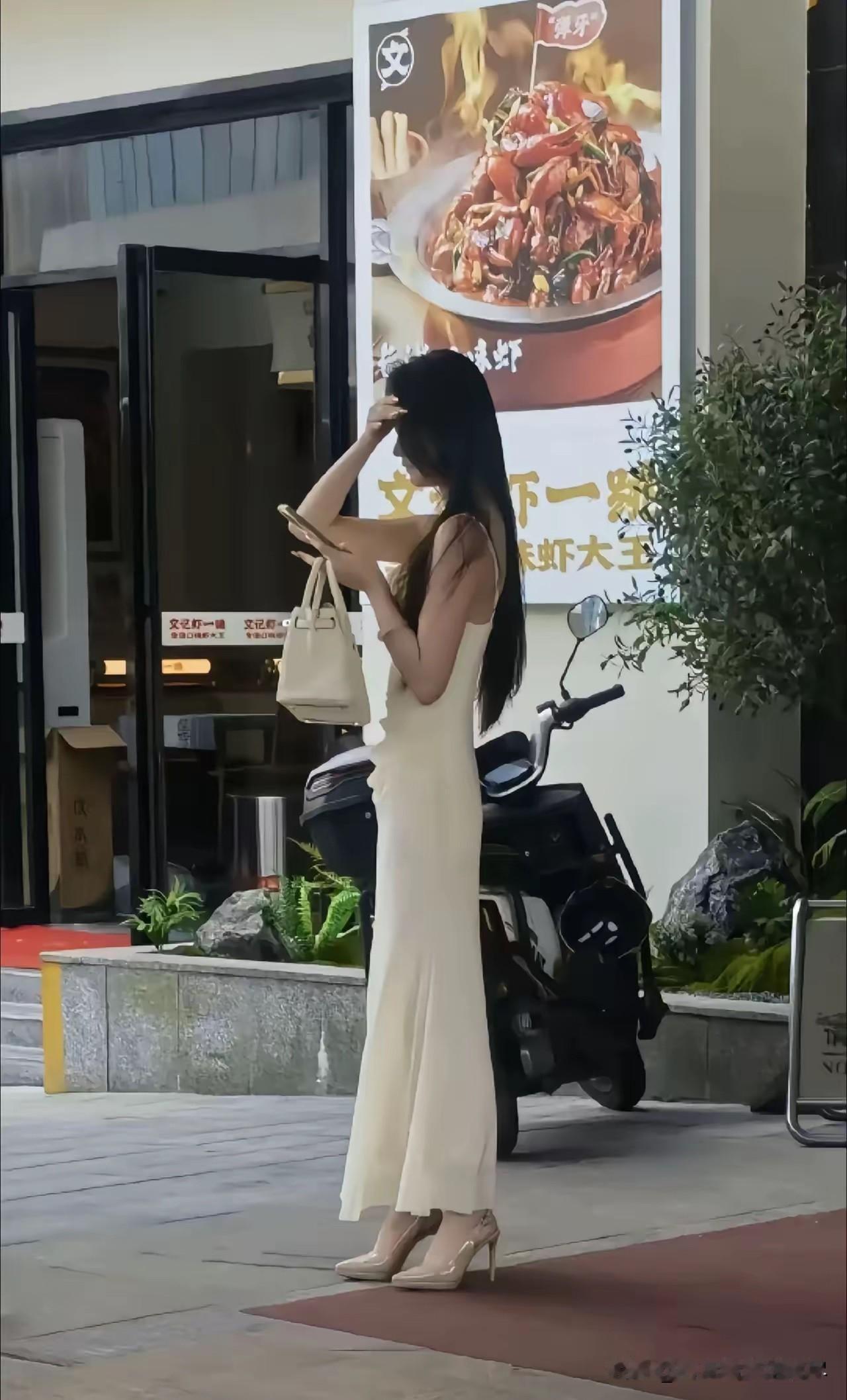 真是替这个女人感到悲哀啊！实在搞不懂这么年轻漂亮，身材也很好的一个女人，为什么偏