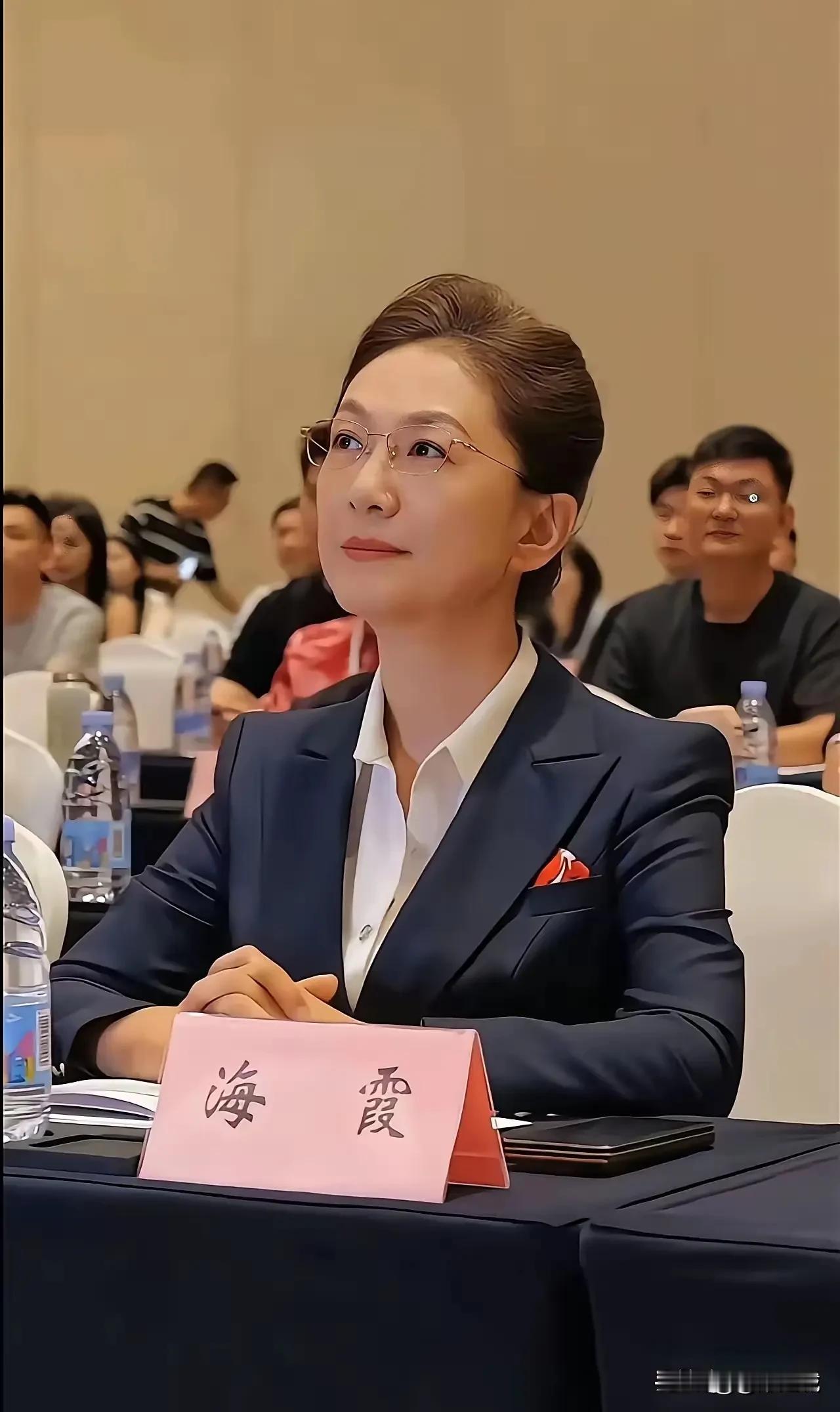 这个表情很到位！感觉与以前做主持人时两个人的差别。