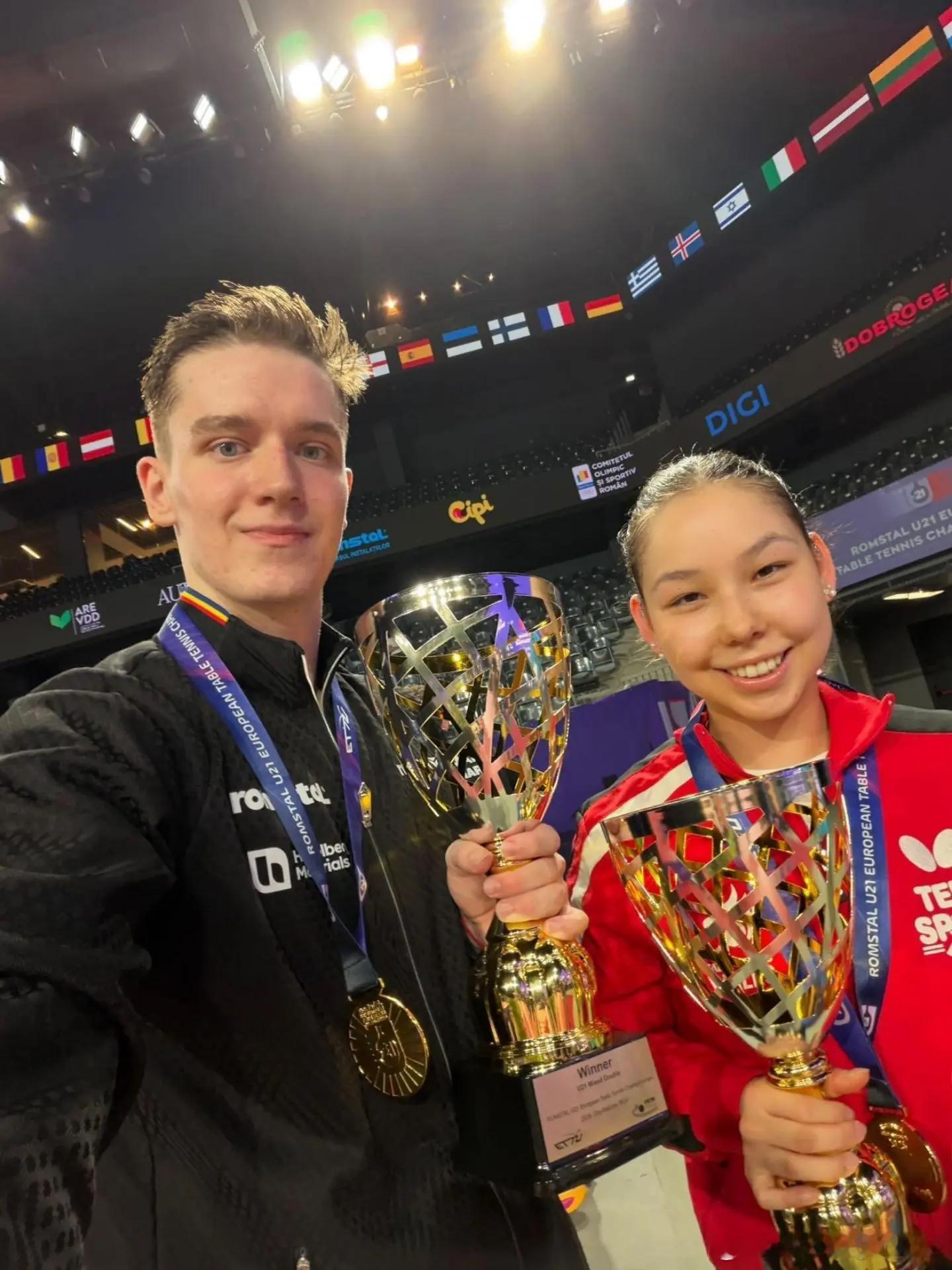 欧洲U21锦标赛混双冠军自拍🏆安娜·赫尔希/尤利安·基里塔🤳 