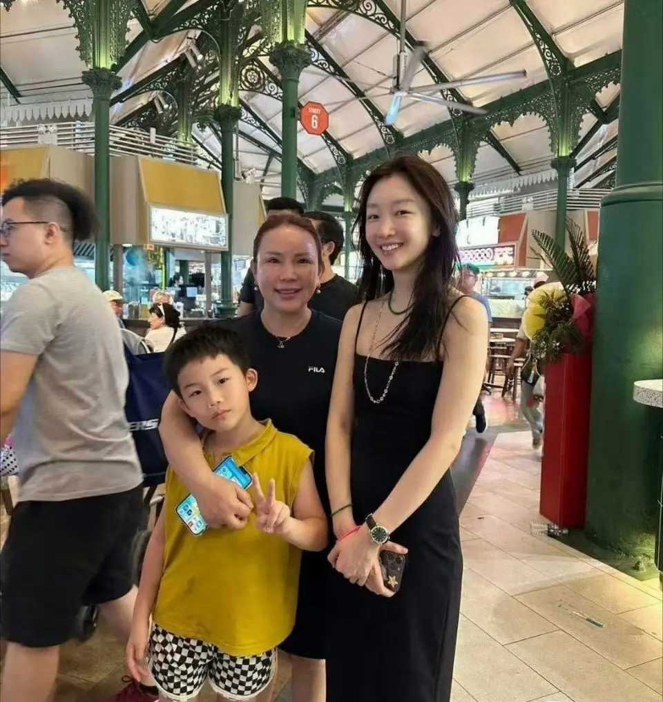一直以为周冬雨很矮，看到她和路人的合影后才发现 