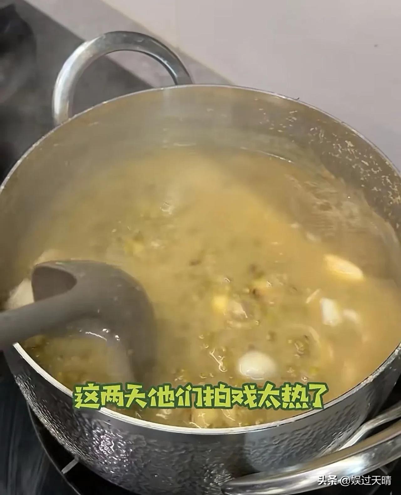 王一楠要去剧组探班高鑫，母亲熬了绿豆汤用喝过的矿泉水瓶装好让她带去给高鑫喝，王一