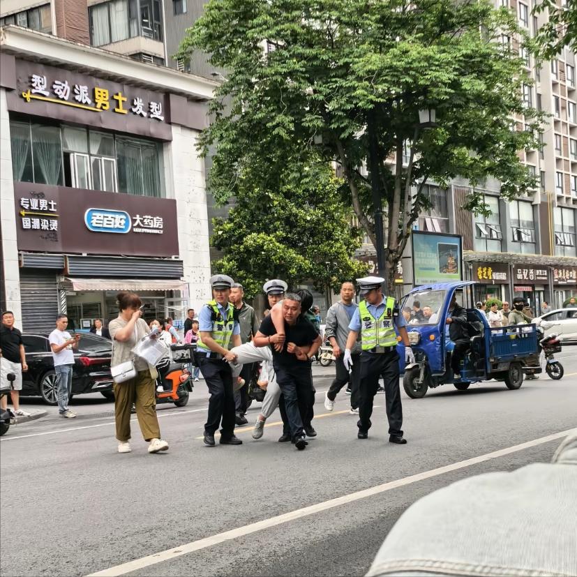 2026高考首日考场外，上演了又好哭又真实的一幕。

别人赶考大步流星，这位考生