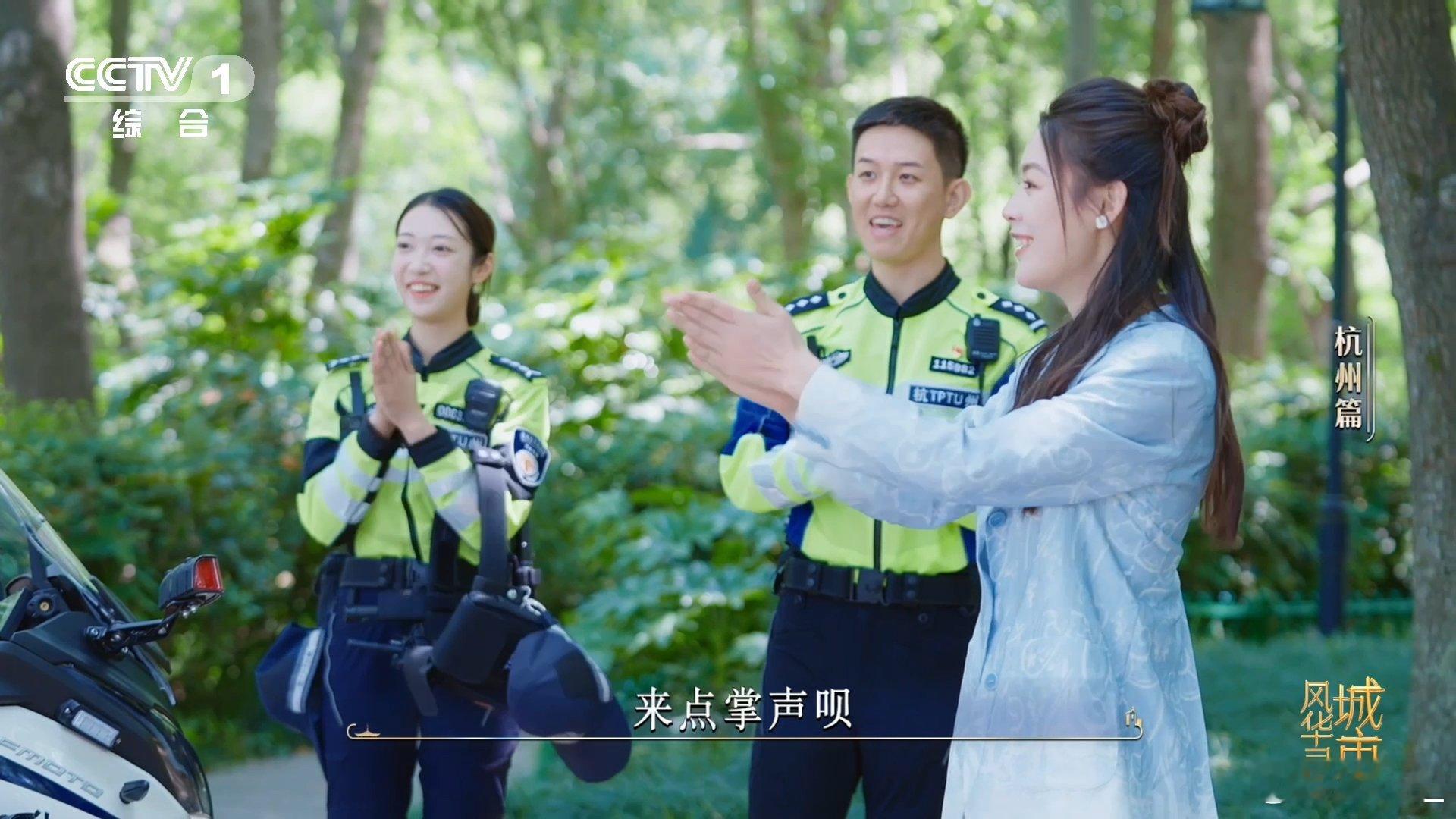陈丽君一招驯服450斤警用摩托警用摩托重达450斤，陈丽君第一次尝试就成功，看来