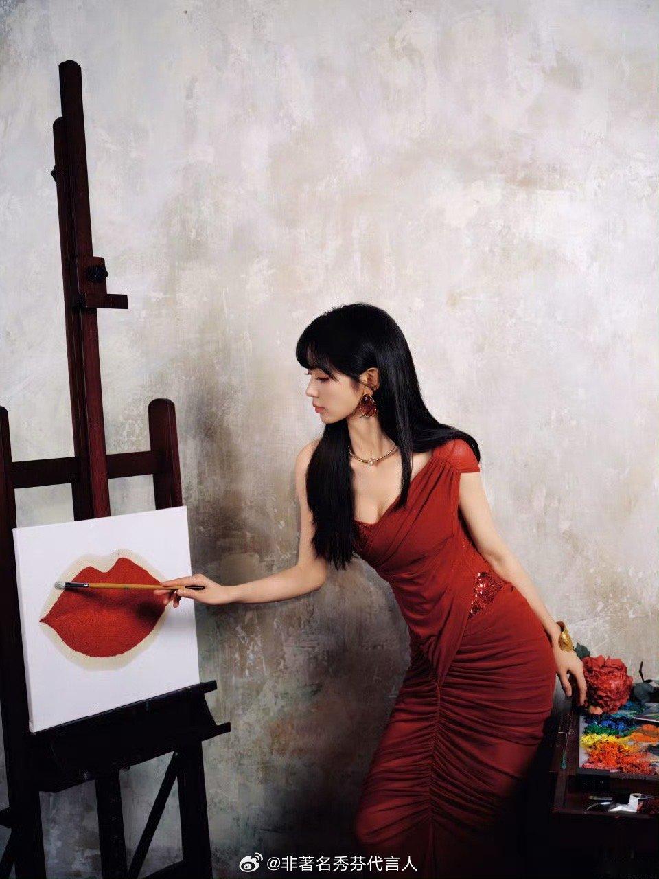 田曦薇 好多漂亮女孩和男人小田对女生：漂亮女孩[抱一抱][抱一抱]小田对男生：男