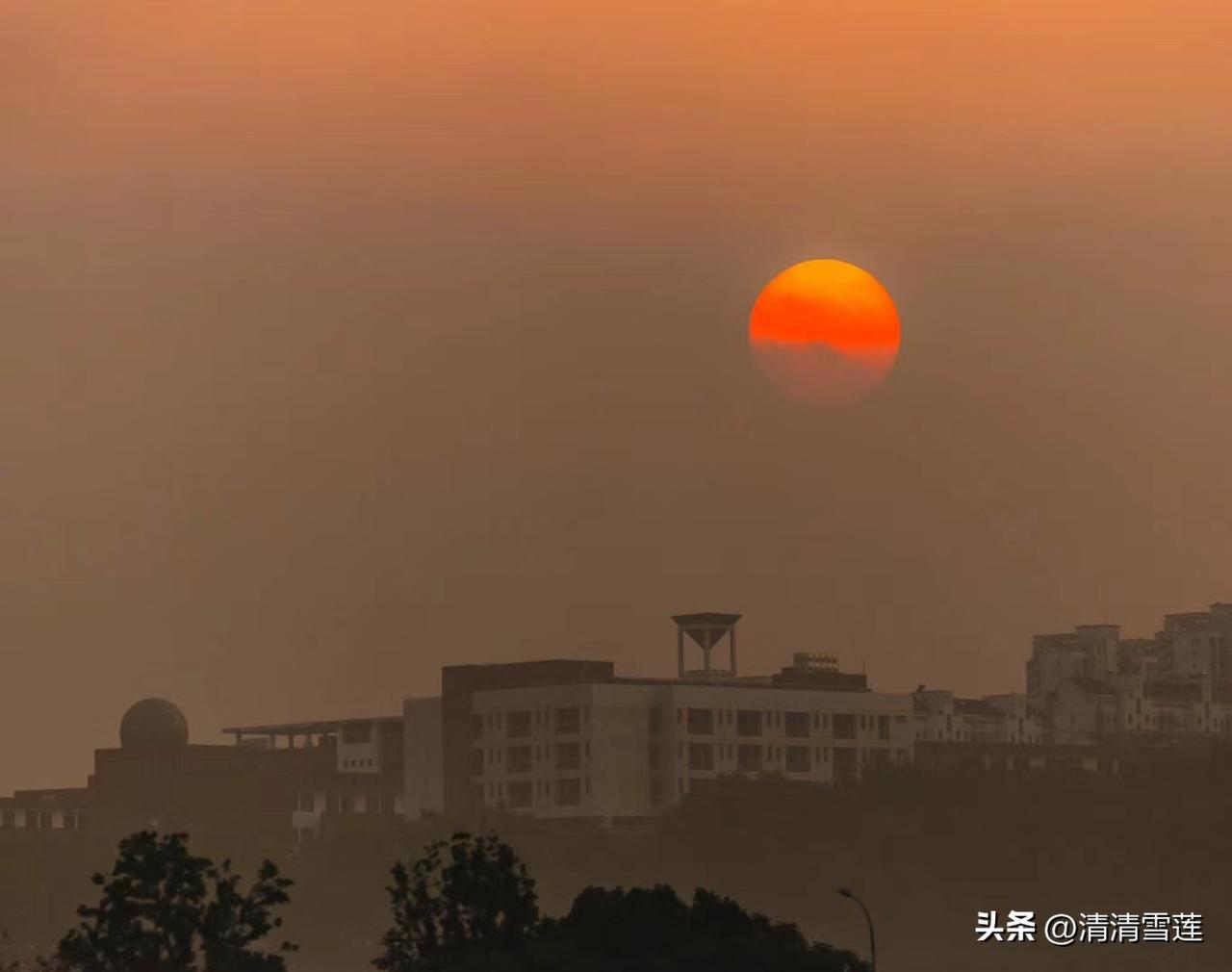 晒图笔记大赛夕阳虽然近黄昏，但是夕阳经常有。有时还很辉煌灿烂呢！这是那天云很厚时