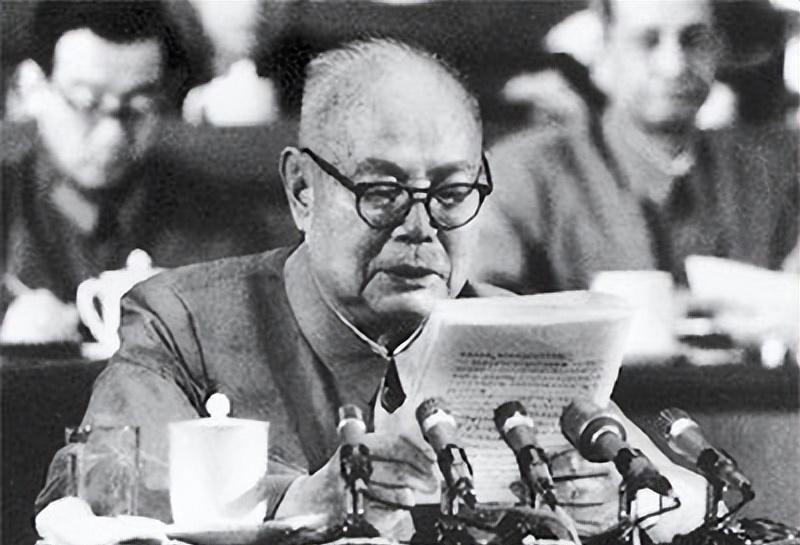 叶剑英在军委会议上怒拍桌子，茶杯碎裂，指责众人：“都该杀头，一个不留”，场面令人