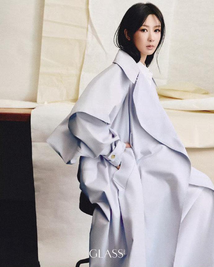 杨紫第二本开年刊封面杨紫这开年 buff 叠满了！双开年刊封面 + 两部待播剧，