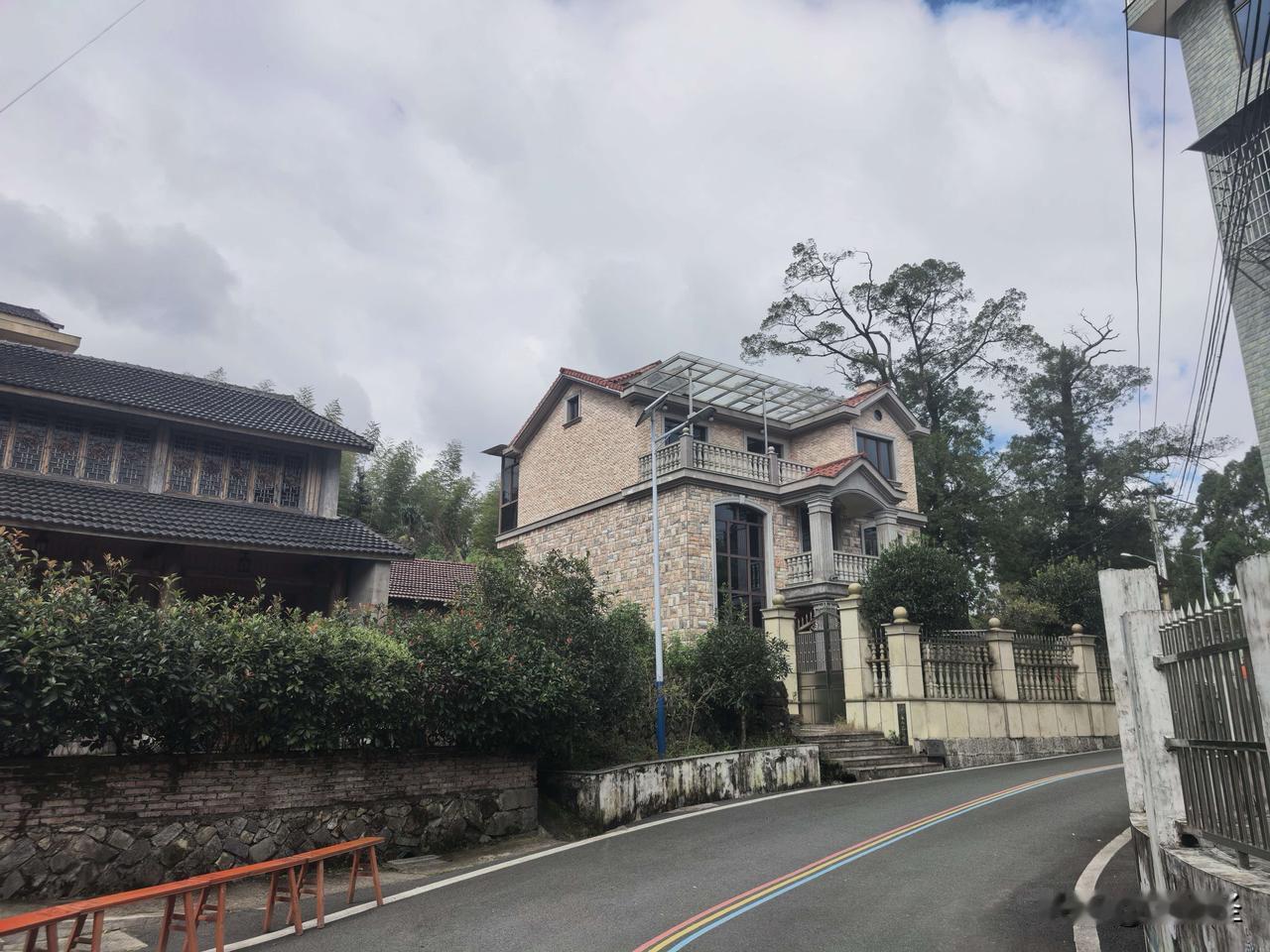 上周回乡下随手拍的画面，到现在翻相册还觉得治愈。
天上的云蓬蓬松松鼓着一团，像揣