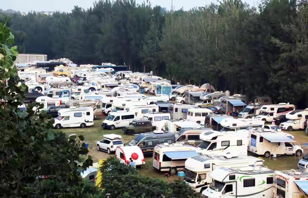 国庆期间，年轻人住车里穷游成了一道独特风景。新能源车成“移动宾馆”，景区周边停车