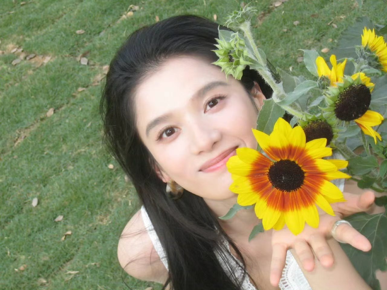 张婧仪和花的合照张婧仪好喜欢和花合照 张婧仪晒维恩岛碎片，是喜欢和花合照的公主，