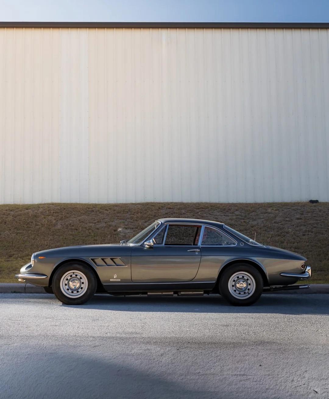 好的比例，本身就是一种高级感
	
1967 年的 Ferrari 330 GTC